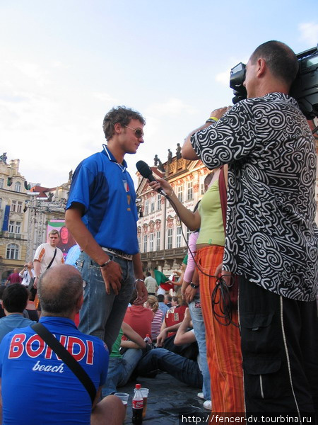 В перерыве болельщики дают интервью Прага, Чехия