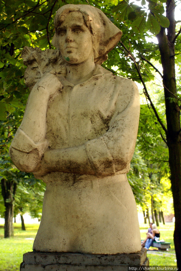 Комсомолка — статуя в парке на острове Канта в Калининграде Калининград, Россия