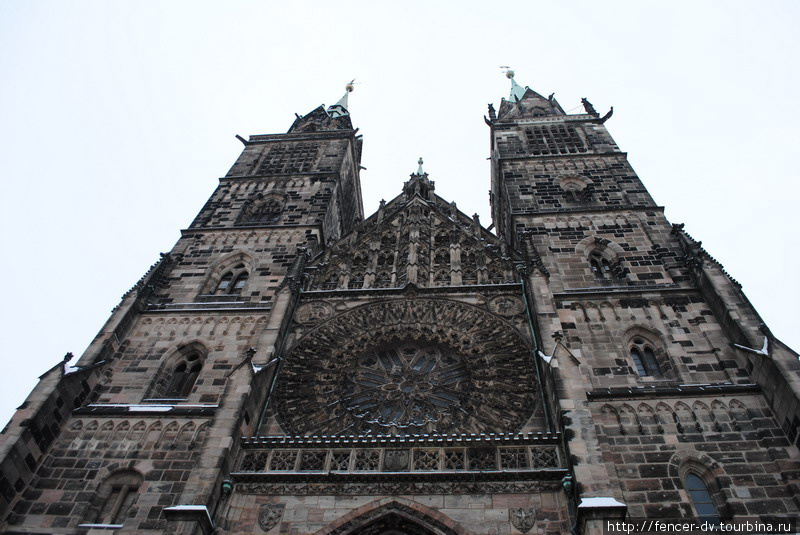 В этом ракурсе Лоренцкирхе не отличить от собора святого Витта в Праге Нюрнберг, Германия
