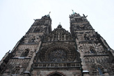 В этом ракурсе Лоренцкирхе не отличить от собора святого Витта в Праге