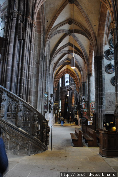 Высокие своды, резные лестницы. Классический интерьер готического собора Нюрнберг, Германия