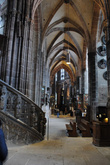 Высокие своды, резные лестницы. Классический интерьер готического собора