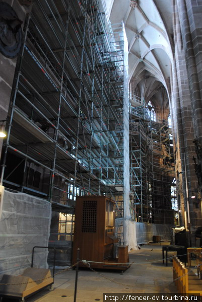 Как и в случае многих больших соборов, какая-то часть всегда на реконструкции Нюрнберг, Германия