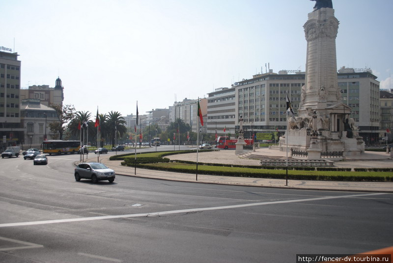 На площади Маркус-де-Помбал национальные флаги чередуются со знаменам города Лиссабон, Португалия