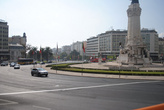 На площади Маркус-де-Помбал национальные флаги чередуются со знаменам города