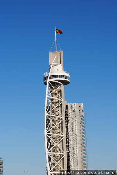 Башня Васко-да-Гама — новый символ столицы. А значит без флага никак. Лиссабон, Португалия