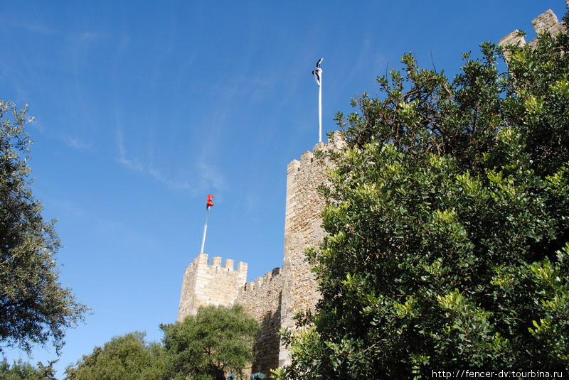 Флаги на башня замка Св. Анджела Лиссабон, Португалия