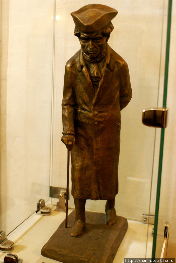 Иммануил Кант — скульптура в музее собора в Калининграде Калининград, Россия