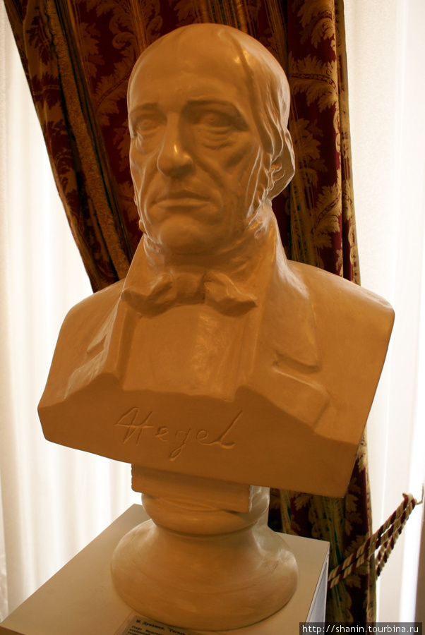 Бюст немецкого философа  Гегеля в музее собора в Калининграде Калининград, Россия