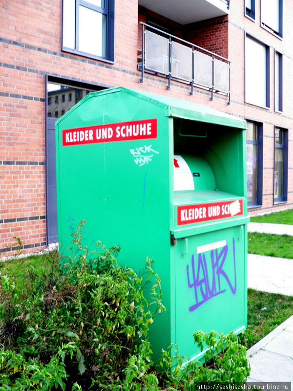 Сдать в пвз. Ящик зеленый для одежды на улице. Зеленые ящики на остановках. Пункты приёма одежды в Москве добрый ящик. Ящик для сдачи одежды Китай.
