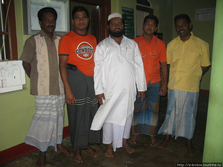 Тамилы уничтожили всех мусульман в городе (а другие и сами разбежались). Сейчас несколько человек вернулось — вот они Северная провинция, Шри-Ланка