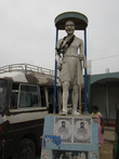 Памятник Махатме Ганди. Этот человек почитатся всеми — и тамилами, и сингалами, и христианами, и мусульманами. Центр Понт Педро