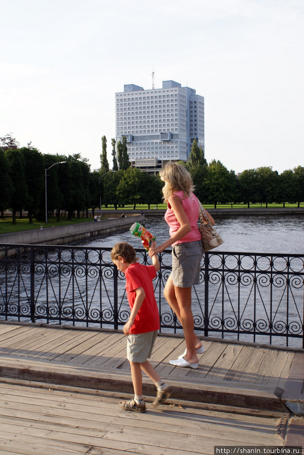 Мост через реку Преголя на остров Канта в Калининграде. На заднем фоне Дом советов Калининград, Россия