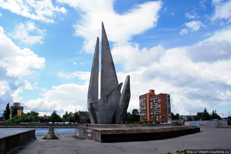 Монумент на берегу реки Преголя Калининград, Россия