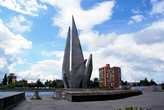 Монумент на берегу реки Преголя