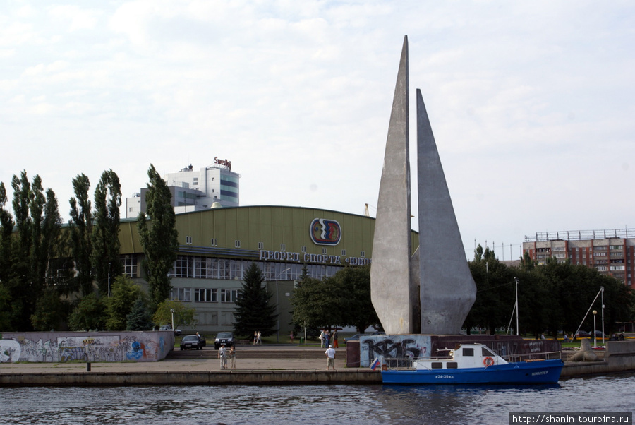 Монумент и Дворец спорта на берегу реки Преголя Калининград, Россия