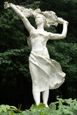 Скульптура на берегу озера в Светьлогорске