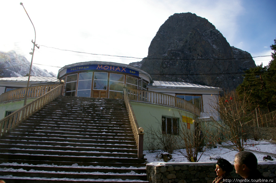 Гора Монах с одноименным рестораном. Северная Осетия-Алания, Россия